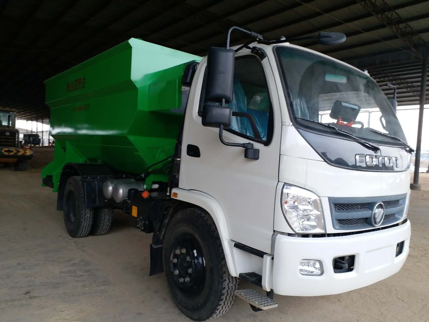 河南某公司購(gòu)買(mǎi)雙側(cè)撒料機(jī) 河南某公司購(gòu)買(mǎi)雙側(cè)撒料機(jī)