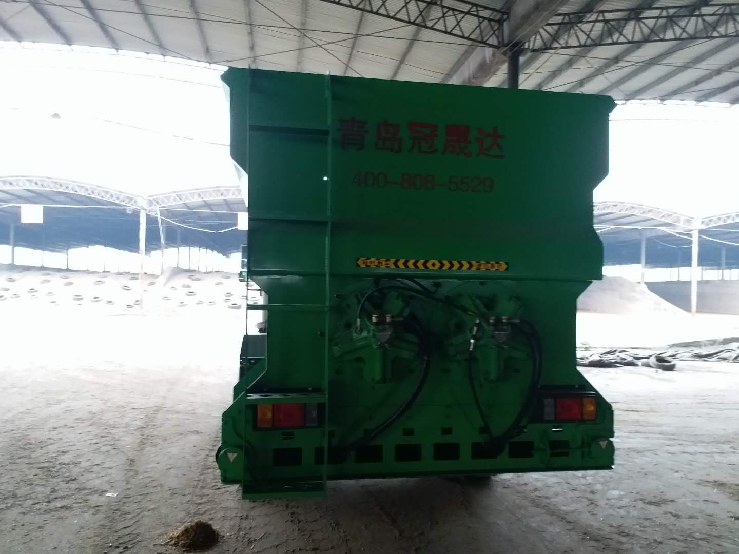 河南某公司購(gòu)買(mǎi)雙側(cè)撒料車(chē) 河南某公司購(gòu)買(mǎi)雙側(cè)撒料車(chē)