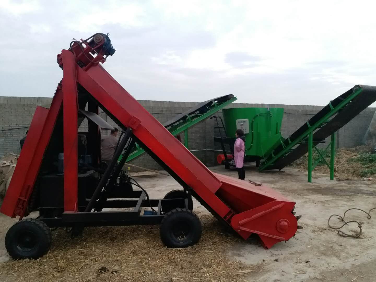 內(nèi)蒙古某公司購(gòu)買(mǎi)青貯取料機(jī) 內(nèi)蒙古某公司購(gòu)買(mǎi)青貯取料機(jī)
